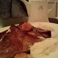 French toast with caramalised bananas and Chantilly cream|Lionel Louisさん