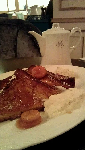 French toast with caramalised bananas and Chantilly cream|Lionel Louisさん