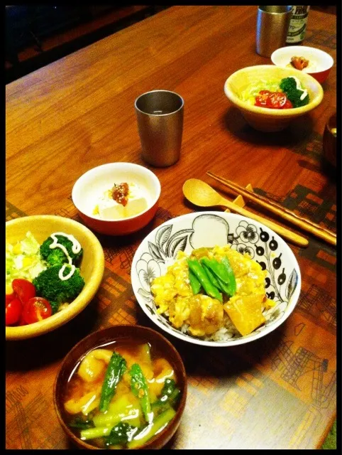 Snapdishの料理写真:親子丼、揚げと小松菜の味噌汁、梅かつお冷奴、サラダ|二宮みさきさん