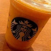 Snapdishの料理写真:スタバのマンゴーフラペチーノ|yuyuさん