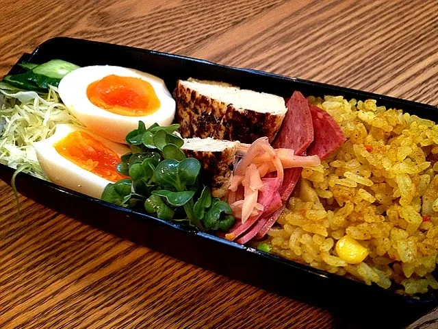 お弁当、カレーピラフとハンバーグ|koji toyodaさん