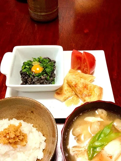 刻み生姜のせご飯・黒豆納豆 ニラとうずら卵・油揚げのチーズ挟み焼き|かっぴーさん