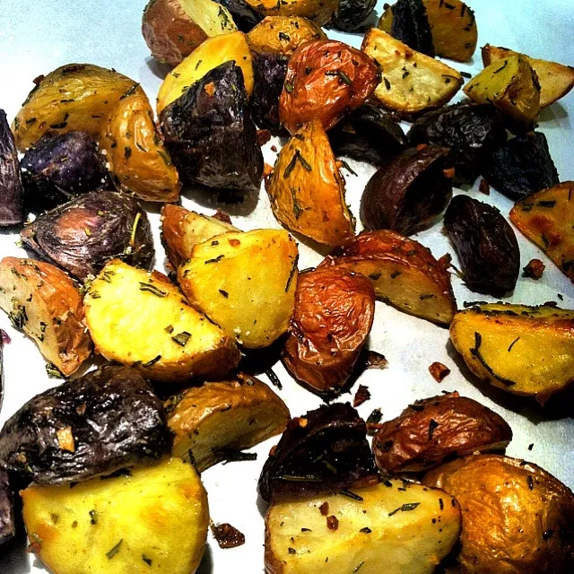 Snapdishの料理写真:garlic rosemary potatoes|Lauren Lowstanさん