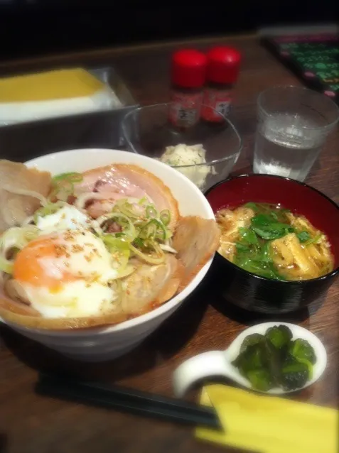 チャーシューと温玉丼|Chika Bandaさん