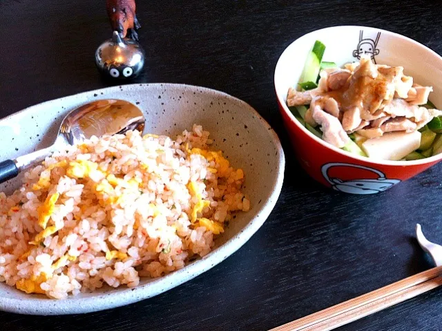 かにチャーハンと、蒸し鶏と豆腐のサラダ的な|てつこさん