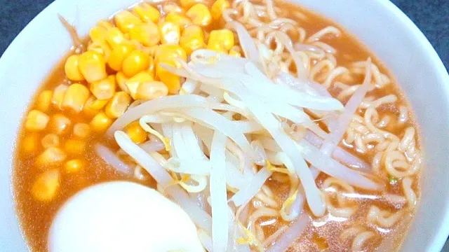 Snapdishの料理写真:サッポロ一番🎶🎶味噌ラーメン( ´ ▽ ` )ﾉ|aya-mukoさん