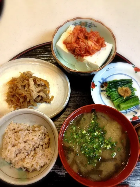 蒸し豆腐 キムチのせ、ほうれん草のお浸し、切干し大根の煮物、ニラの味噌汁、玄米ごはん|Tomokoさん