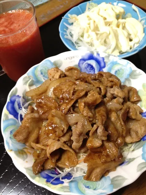 豚丼と、タマネギサラダ、トマトジュース|Kojiさん