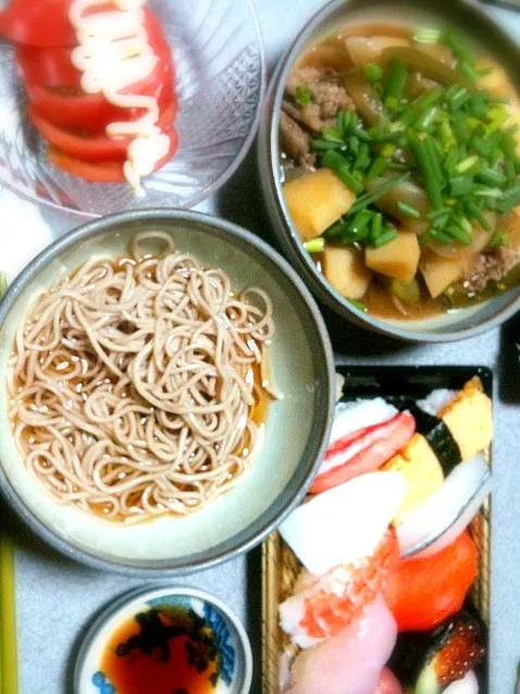 昨日の夕飯の鍋の残りからの肉じゃがと今日の昼飯の蕎麦の残りと半額寿司|gekoさん