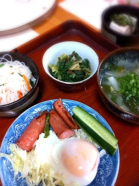 Snapdishの料理写真:巣ごもり卵・ウインナーのソテー・不断草のお浸し・煮麺・お味噌汁|reiさん