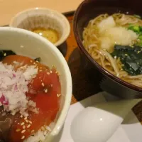 ミニまぐろ丼と温そばセットを頂きました。