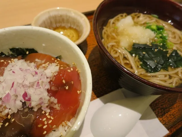 ミニまぐろ丼と温そばセットを頂きました。|momongatomoさん