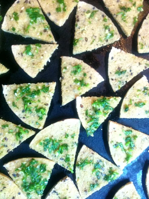 Snapdishの料理写真:Garlic & Parsley Pita Toasts|Felicia Limさん