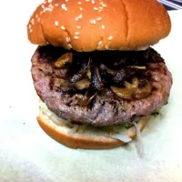 Hamburger topped with mushroom|Lauren Malinさん