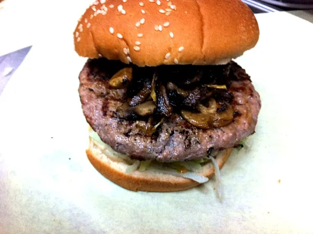 Hamburger topped with mushroom|Lauren Malinさん