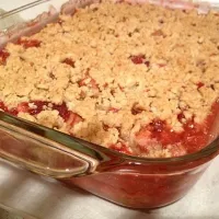 Snapdishの料理写真:Strawberry rhubarb crisp|Meredith Carltonさん