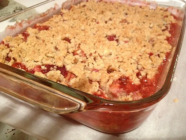 Snapdishの料理写真:Strawberry rhubarb crisp|Meredith Carltonさん