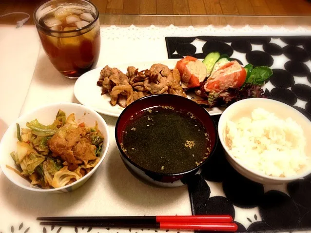 豚しょうが焼き、サラダ、ワカメスープ、キャベツと焼き麩の胡麻味噌炒め、白米|ひかりさん