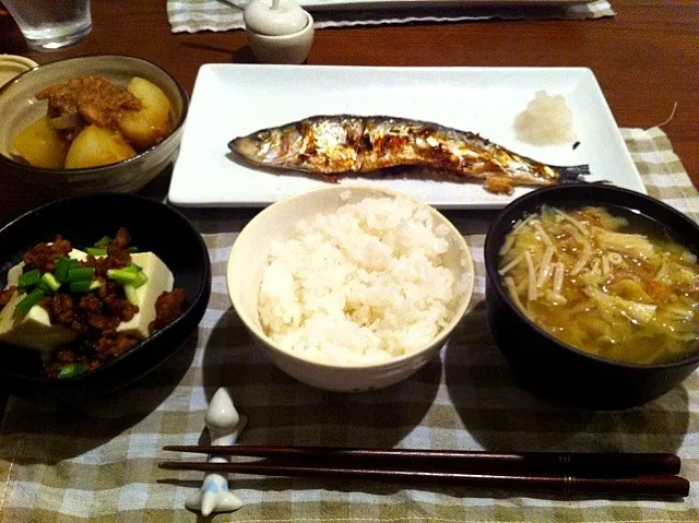 ニシンの塩焼き、豆腐の肉味噌そぼろ、ツナとじゃがいもの煮っころがし|takeharuさん