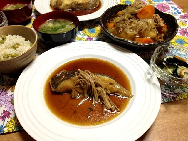 カレイの煮付け、塩麹で枝豆ごはん、肉じゃか、塩麹の酢の物、水菜とエノキのお味噌汁🍴|Kaori Takedaさん