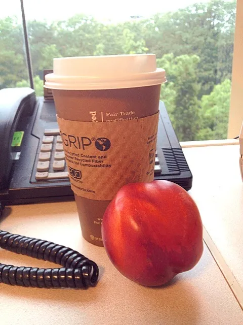 Vanilla coffee and a nectarine|kateさん