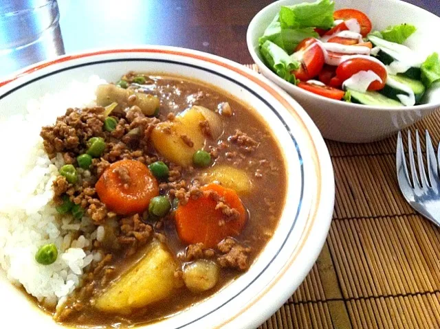 my darling's favorite "minced meat and tons of garlic n ginger" curry with green salad|keiko mashimaさん