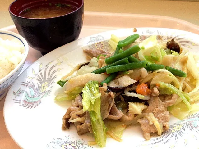 今日の社食は豚肉と野菜の塩炒め定食。430円。|ルーア・ブランカさん