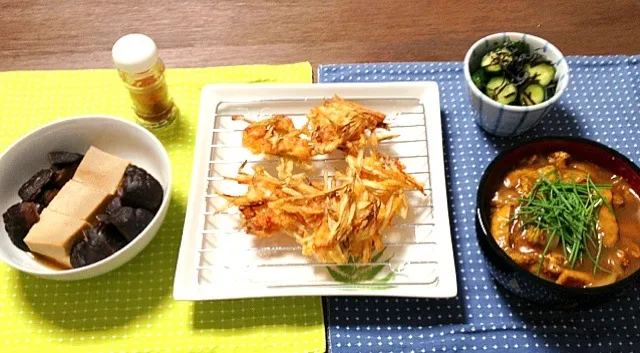 Snapdishの料理写真:海老と牛蒡と人参のかき揚げ、カレー丼、高野豆腐のしいたけ煮、キュウリの塩昆布和え|pentarouさん