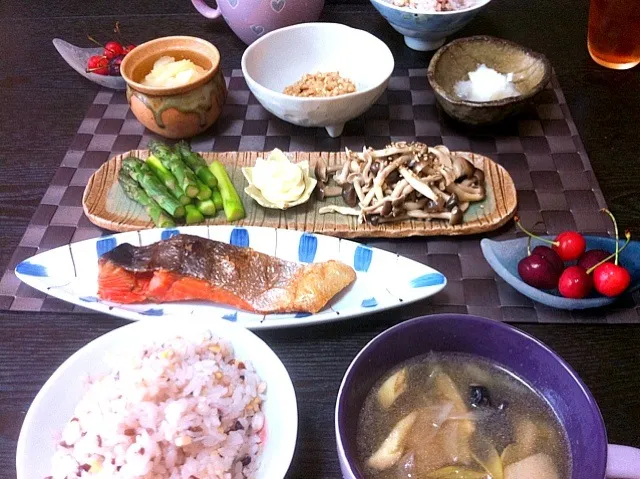 昼ご飯（五穀米、野菜の中華スープ、シャケ、アスパラ、キノコナムル、納豆おろし、イカ数の子）|ちっきーさん