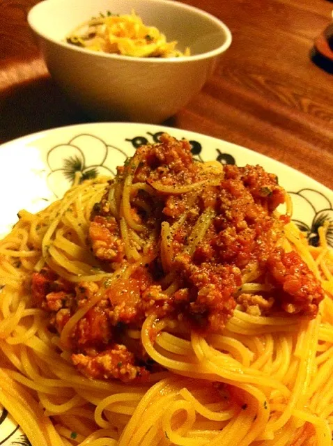 Snapdishの料理写真:6/14晩御飯   （自作）ミートソースパスタ大盛り  野菜のナムル  ＊何この組み合わせ…＊|yukiyamasakiさん