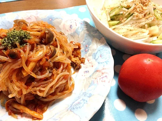 Snapdishの料理写真:激ヘルシーなトマトソース春雨パスタ,大根ときゅうりとツナのサラダ,トマト🍅|ふぅかさん