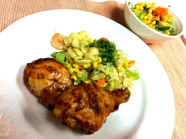 buffalo wing seasoning chicken, garic shrimp pasta & avocado salad|Yoshinaさん