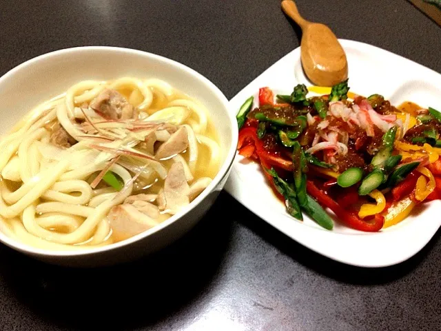 Snapdishの料理写真:鶏肉ねぎうどんとパプリカサラダ|タムタムさん