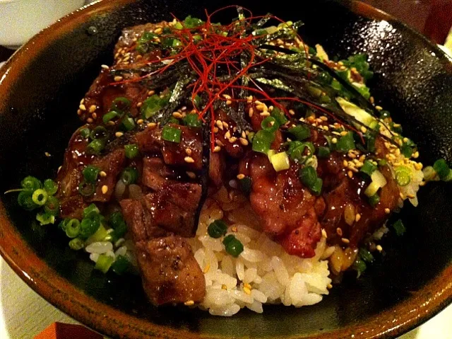 Snapdishの料理写真:霜降りハラミ焼肉丼。やっぱ甘みが違うわ～。|たけうちさん