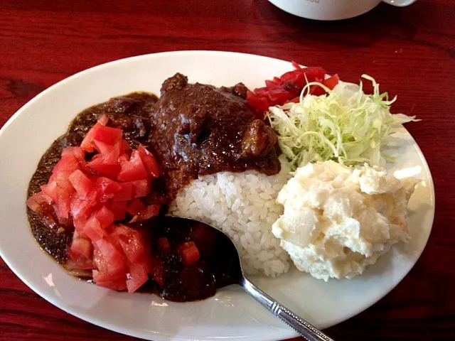 Snapdishの料理写真:牛すじカレー！！トマトは目の前の八百屋さんで買いたてのやつでした。(๑´▿｀๑)|ひろぱげさん