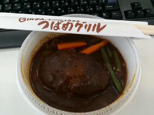 つばめグリルのドミグラハンブルグ丼。安いぶんソースの量が少ないのは残念。|SATOSHI OOCHIさん