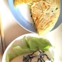 Snapdishの料理写真:チーズチヂミと豆腐サラダ|chieko kobayashiさん