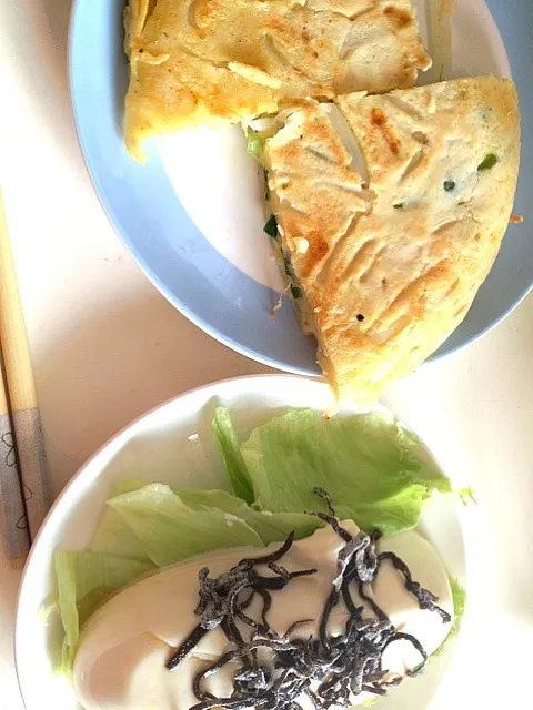 Snapdishの料理写真:チーズチヂミと豆腐サラダ|chieko kobayashiさん