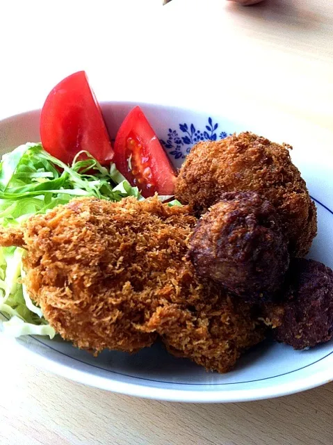 【ヴァズ食堂】 今日は地元吉祥寺の有名お惣菜屋ミートショップサトウで串カツとコロッケと肉団子を買いました。名物のメンチカツはかなり並ぶので、残念ながら断念しました。|SnapdishJPさん