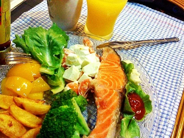 Snapdishの料理写真:Salmon & chips 🐠 三文魚扒有機菜|(=^x^=)さん