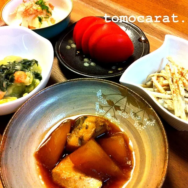 Snapdishの料理写真:ブリ大根、青梗菜のミルク煮、ゴボウサラダ、スライストマト、冷奴|tomocarat.さん