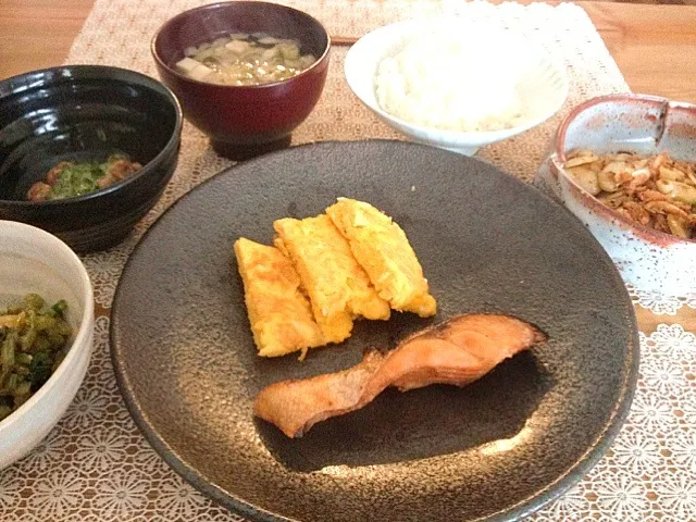 Snapdishの料理写真:土曜の冷凍庫一掃朝ごはん。焼き鮭、出汁巻き卵、蕪の葉の味噌炒め、桜海老とそら豆の胡麻油炒め、紫蘇入り納豆、お味噌汁。そら豆は使い切れずに茹でて冷凍してたもの。パサパサにならず、よかった！|canadienneさん