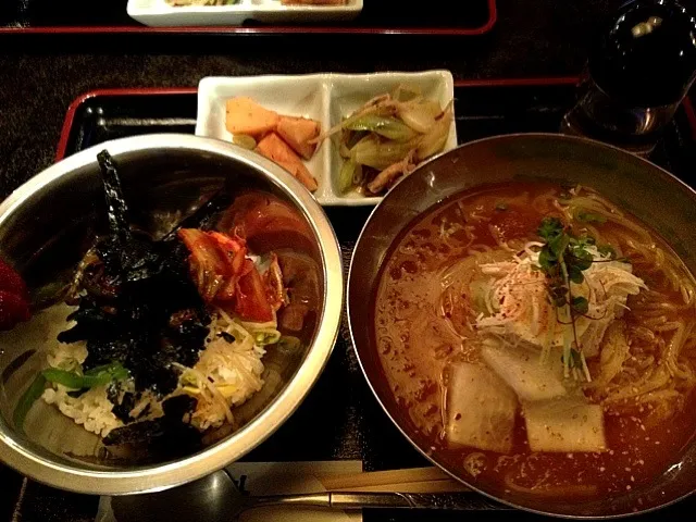 Snapdishの料理写真:韓国居酒屋さんのランチ キンキンに冷えた韓国冷麺とビビンバ|nisaduさん