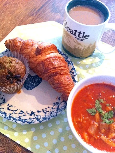 休日ブランチ♥ミネストローネとクロワッサン、抹茶と小豆のマフィン♥|まみりんごさん