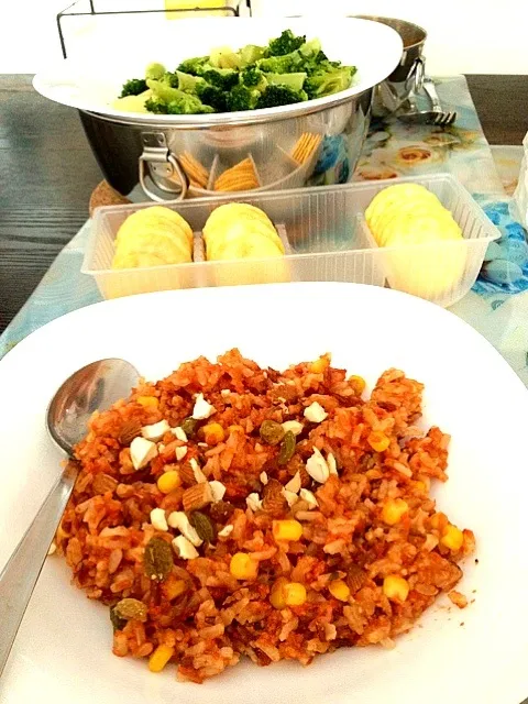 Brocolli, Sour Cream & Onion Chips, and Rice in Spaghetti Sauce|I make food look good. 😎さん