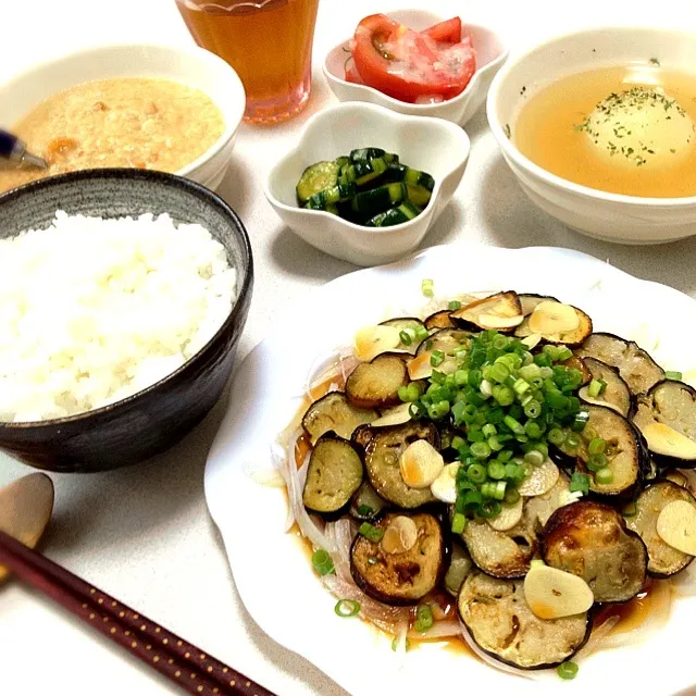 とろろご飯・チビ玉ねぎのまるごとコンソメスープ・茄子のたたき・トマトの塩麹掛け・きゅうりのピリ辛漬け|kie3さん