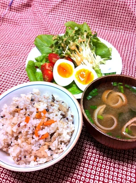 鶏と生姜の炊込みご飯、サラダ、味噌汁（お麩、わかめ、ネギ）|yoshiee mizutaniさん