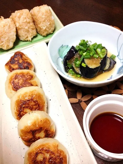 ニラまんじゅうとナスの揚げ浸しと焼きおにぎり。|中道有希子さん