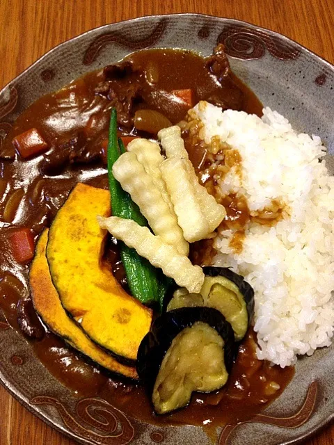 牛すじカレー🍛素揚げ野菜添え🍆|かまさん