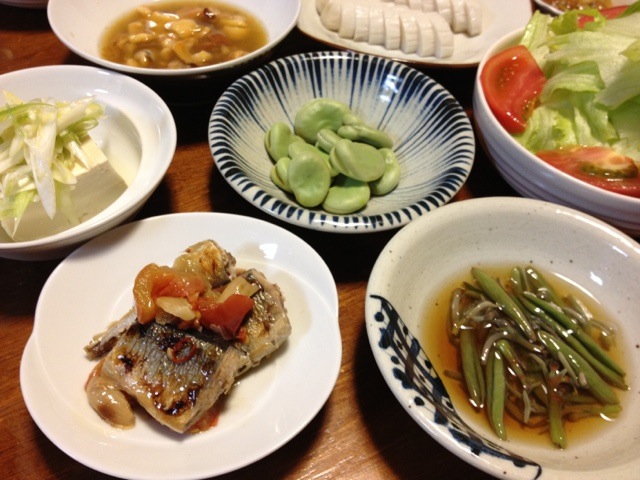 秋刀魚のピリ辛トマト煮 じゅんさい 葱塩奴 茹でそら豆 サラダ ホヤ 蒲鉾 Raku Dar Snapdish スナップディッシュ Id Eaqsl